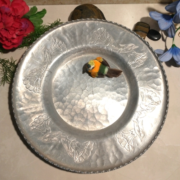 FARBERWARE HAND WROUGHT ALUMINUM FLORAL TRAY/PLATE ENGRAVED FLOWERS - Picture 1 of 7